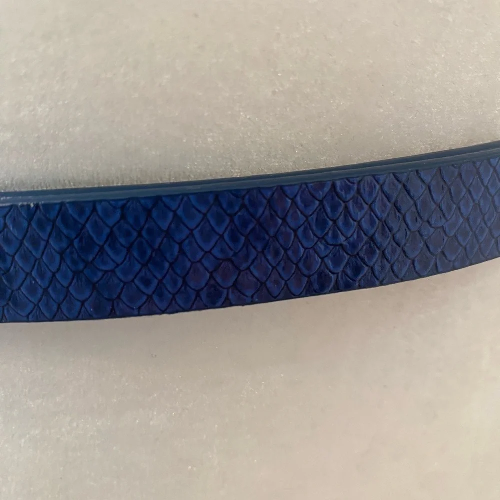 White House Black Market Womens Blue Leather Skinny Belt Size M/L Adjustable